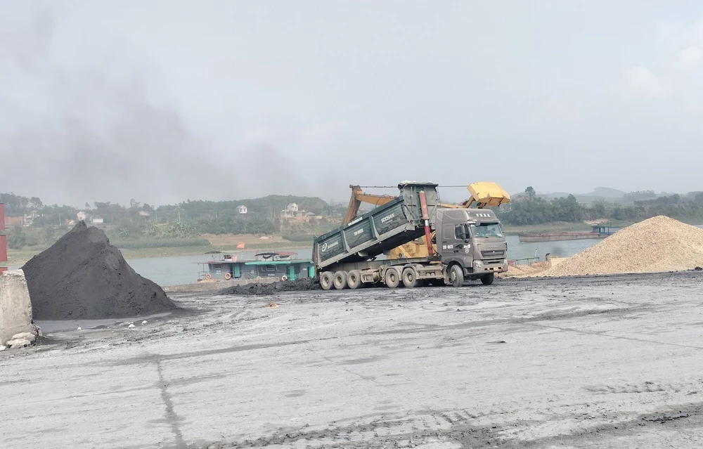 Hoạt động khai thác khoáng sản trái phép tại xã Vân Hội, huyện Trấn Yên, tỉnh Yên Bái. (Ảnh: Tuấn Anh/TTXVN)