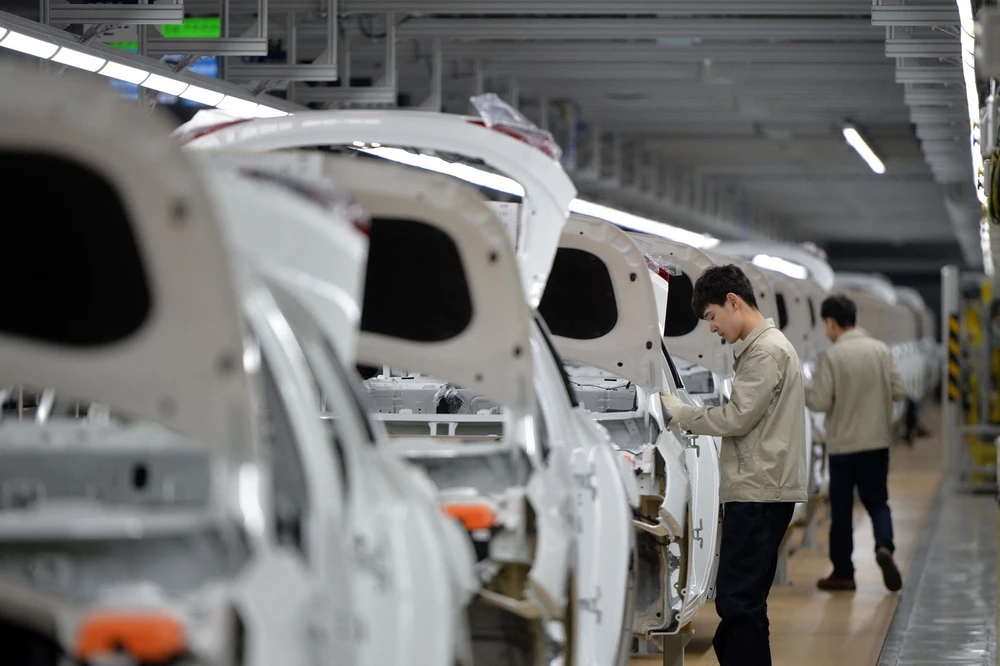 Công nhân làm việc tại nhà máy sản xuất xe của Tập đoàn sản xuất ô tô Hàn Quốc Hyundai Motor Group tại Thương Châu, tỉnh Hà Bắc (Trung Quốc). (Ảnh: AFP/TTXVN)