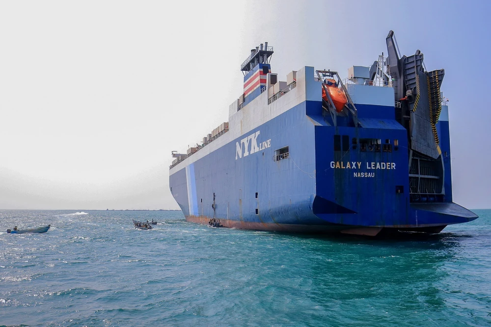 Tàu chở hàng Galaxy Leader (phải), bị lực lượng Houthi bắt giữ ngày 17/12, về tới cảng tỉnh Hodeida, ngoài khơi Biển Đỏ. (Ảnh: AFP/TTXVN)