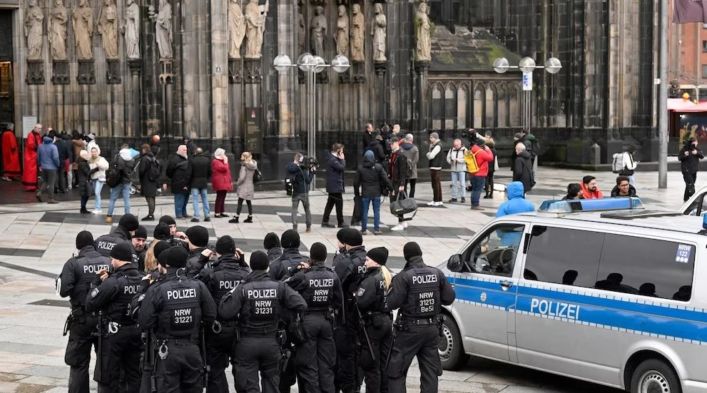 Cảnh sát tuần tra lối vào Nhà thờ Cologne trước Thánh lễ đêm Giáng sinh, ở Cologne, Đức, sáng 24/12. (Ảnh: AP)