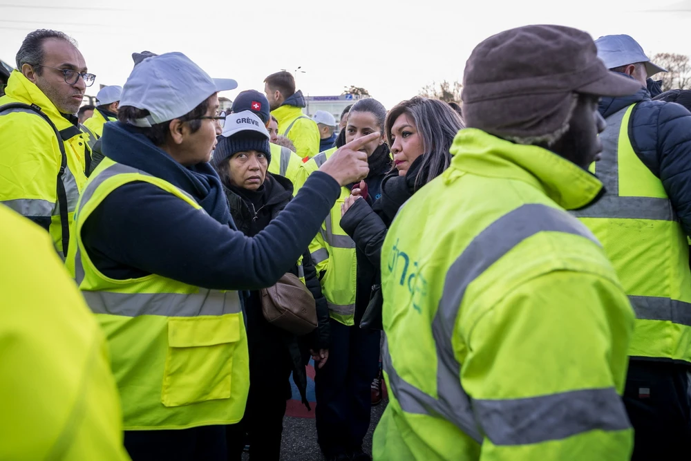 Các nhân viên tham gia cuộc đình công bên ngoài sân bay Geneva, (Thụy Sĩ, ngày 24/12/2023. (Ảnh: AFP/TTXVN)