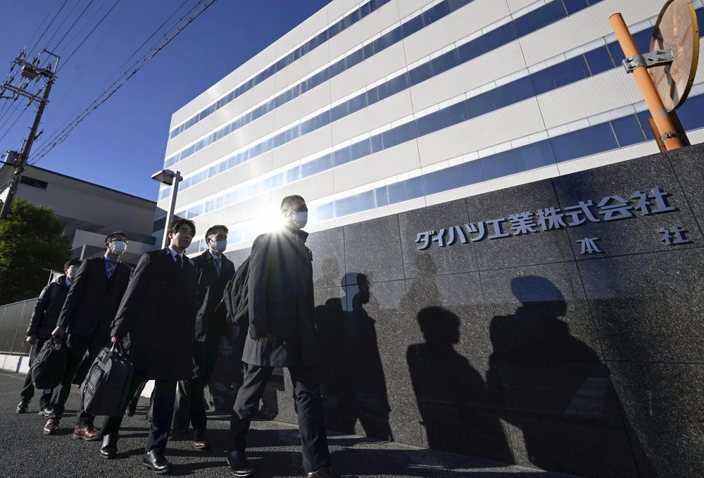 Các quan chức Bộ Giao thông Nhật Bản tới điều tra trụ sở hãng Daihatsu ở tỉnh Osaka ngày 21/12/2023. (Ảnh: Kyodo/TTXVN)