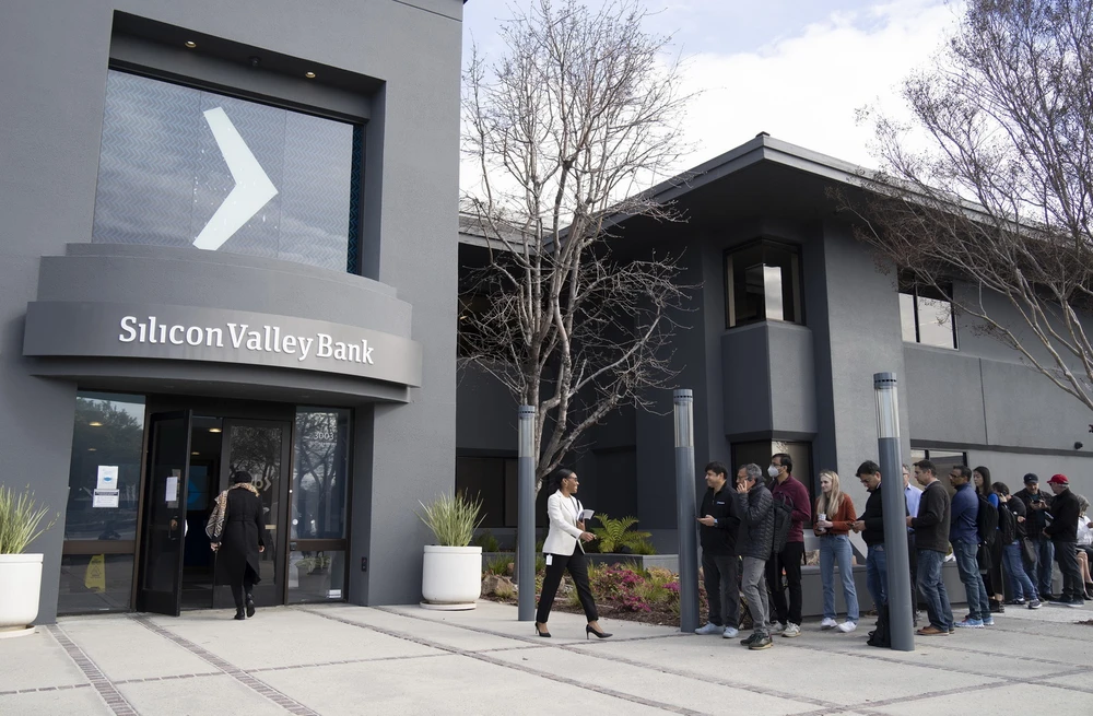 Người dân tập trung bên ngoài trụ sở ngân hàng Silicon Valley Bank (SVB) ở California, Mỹ ngày 13/3/2023. (Ảnh: THX/TTXVN)