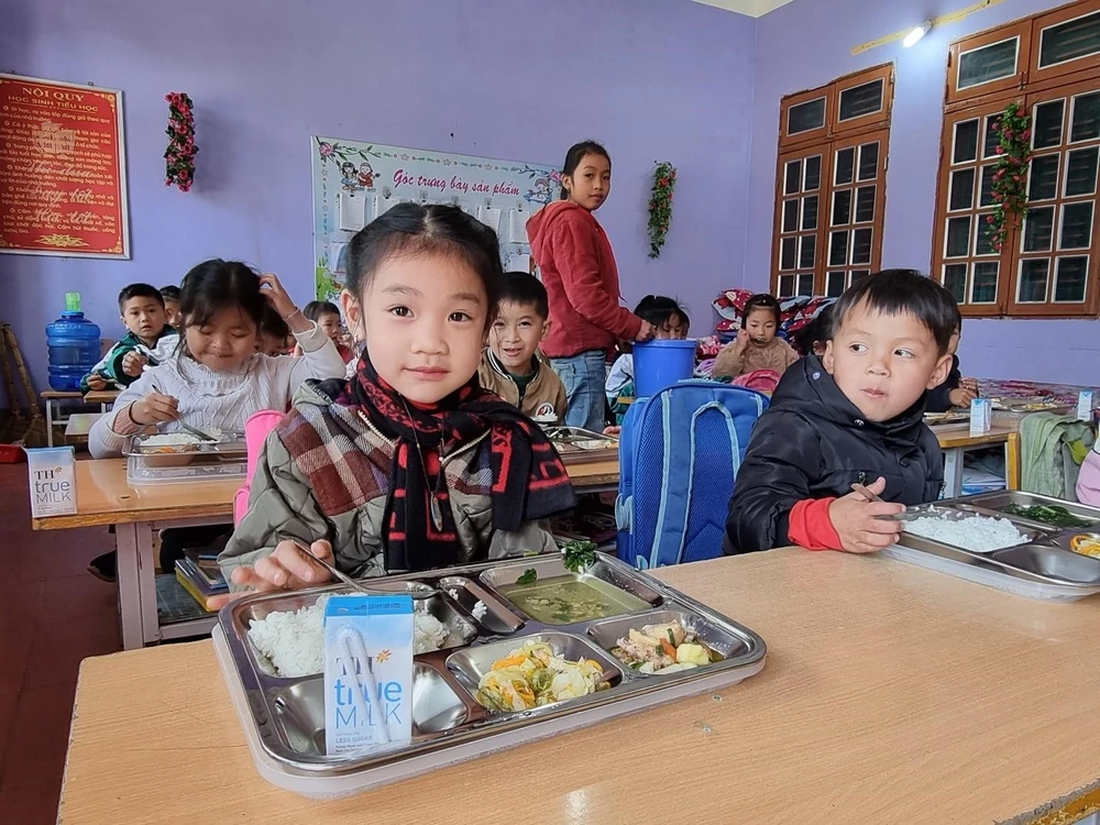 Bữa ăn học đường tại Trường Tiểu học Tô Múa, Huyện Vân Hồ, Tỉnh Sơn La.