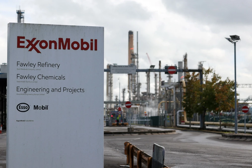 Nhà máy lọc dầu của Tập đoàn dầu khí Mỹ ExxonMobil tại Fawley, Anh. (Ảnh: AFP/TTXVN)