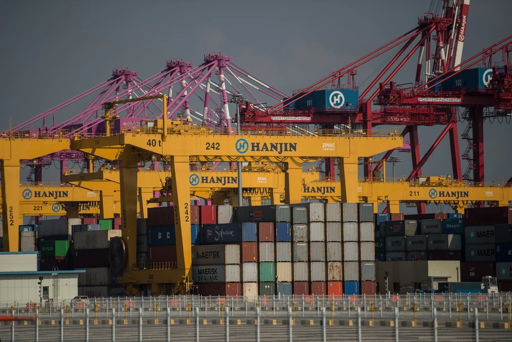 Container hàng hóa được xếp tại cảng Hanjin Incheon ở Seoul, Hàn Quốc. (Ảnh: AFP/TTXVN)
