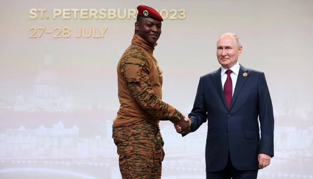 Tổng thống Nga Vladimir Putin và lãnh đạo chính quyền quân sự Burkina Faso, Đại úy Ibrahim Traore, trong buổi lễ chào mừng tại Hội nghị Thượng đỉnh Nga-châu Phi lần thứ hai ở St Petersburg vào ngày 27/7/. (Ảnh của AFP/Getty Images)