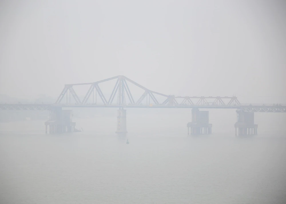 Cầu Long Biên chìm trong lớp sương mù dày đặc lúc sáng sớm. (Ảnh: Tuấn Đức/TTXVN)
