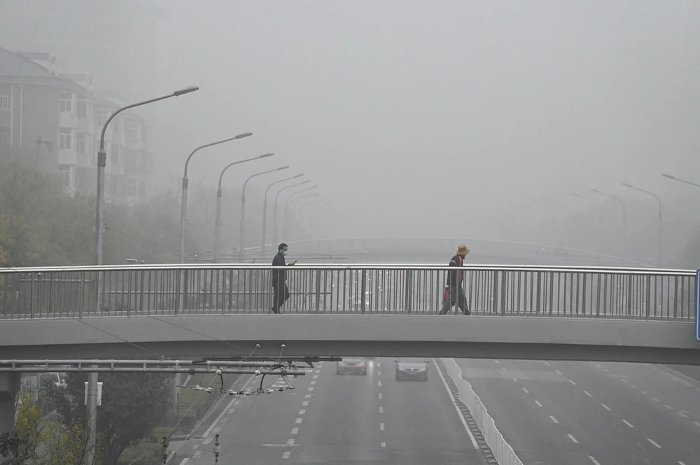 Sương mù bao phủ thủ đô Bắc Kinh, Trung Quốc. (Ảnh: AFP/TTXVN)