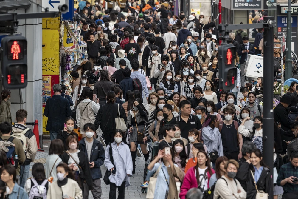 Người dân di chuyển trên đường phố thủ đô Tokyo, Nhật Bản ngày 5/4/2023. (Ảnh: AFP/TTXVN)