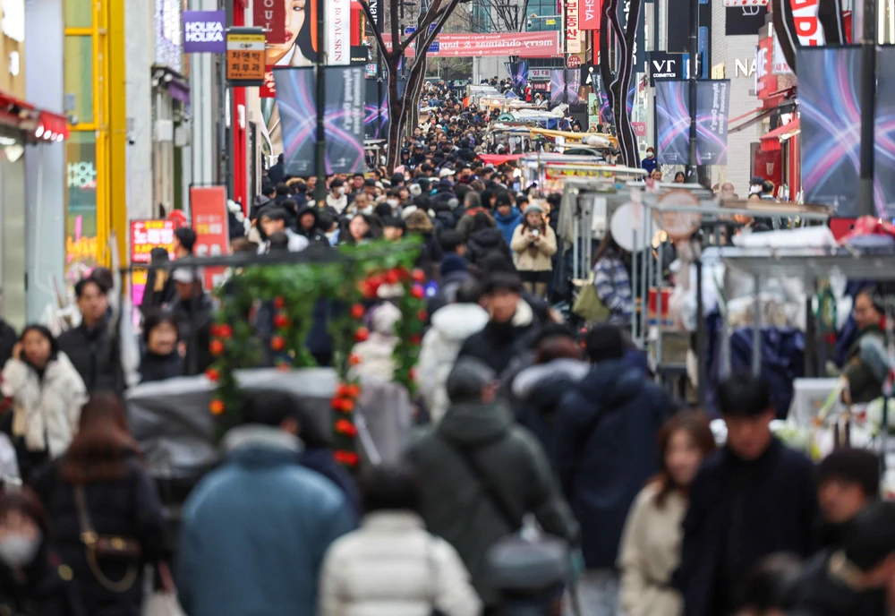 Dường phố Myeong-dong, Jung-gu, Seoul đông đúc người qua lại trong ngày cuối cùng của năm 2023. Ảnh: (Yonhap)