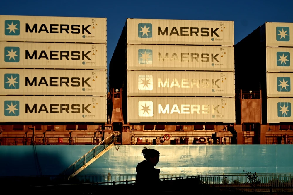 Container hàng hóa của hãng vận tải Maersk tại Copenhagen, Đan Mạch, ngày 14/9/2023. (Ảnh: AFP/TTXVN)