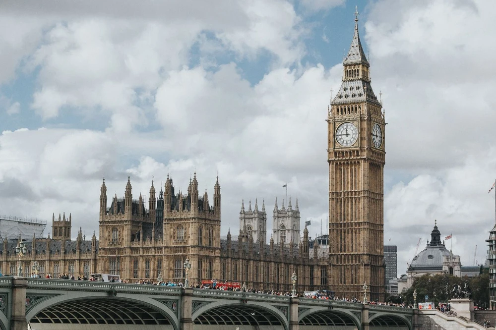 Tháo đồng hồ Big Ben ở London. (Ảnh: NDTV)