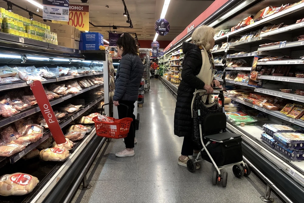 Khách hàng mua sắm tại một siêu thị ở Buenos Aires, Argentina. (Ảnh: AFP/TTXVN)
