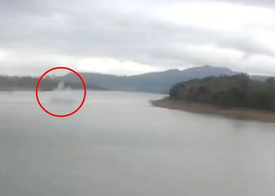 Hình ảnh máy bay trực thăng lao xuống hồ Furnas. (Ảnh: mạng X)
