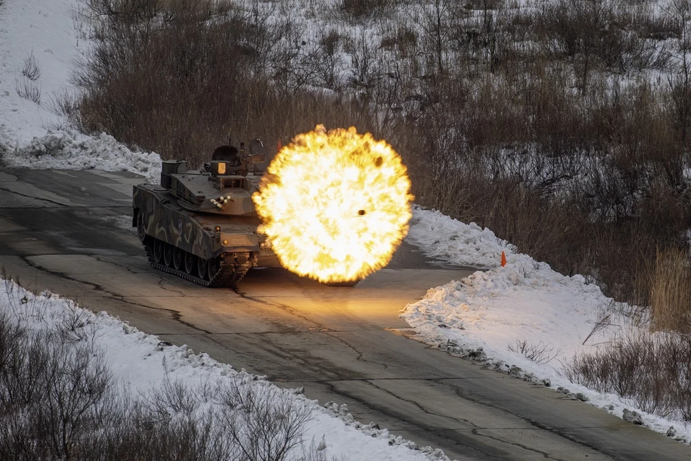 Xe tăng K1A2 tham gia tập trận bắn đạn thật tại thao trường ở thành phố Pocheon, gần biên giới liên Triều, ngày 4/1/2024. (Ảnh: Yonhap/TTXVN)