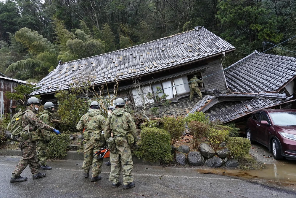 Chính phủ Nhật Bản đã huy động hàng nghìn binh sỹ và lực lượng cứu hộ chạy đua với thời gian để tìm kiếm các nạn nhân và khắc phục thiệt hại. (Ảnh: Kyodo/TTXVN)