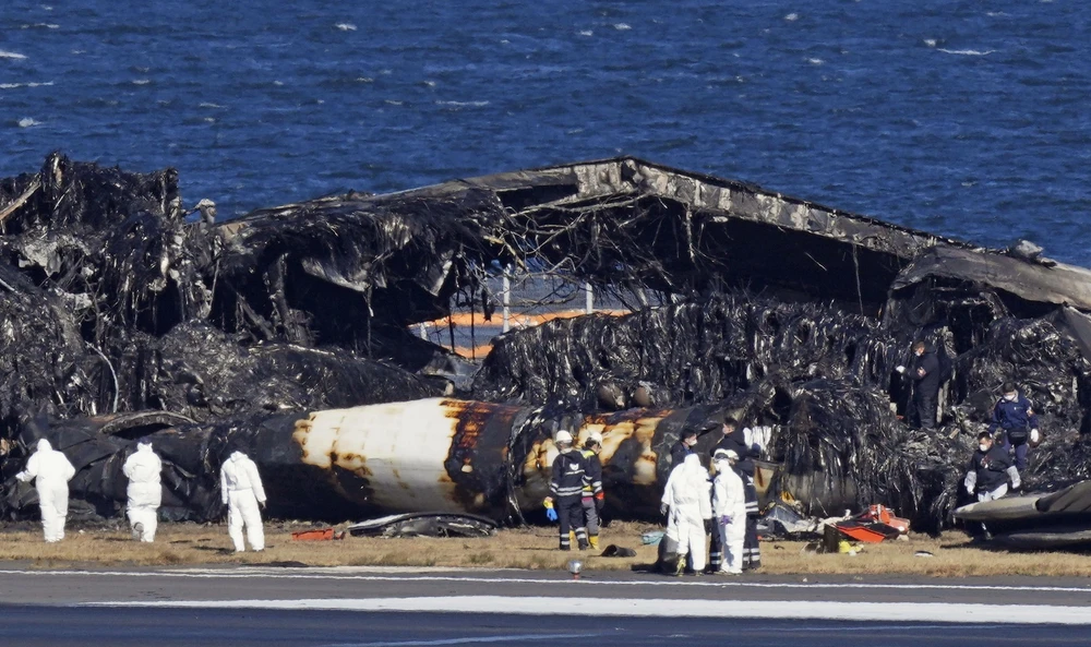 Vụ tai nạn máy bay ở Nhật Bản: Tìm thiết bị ghi âm buồng lái máy bay Airbus A350- Ảnh 1.