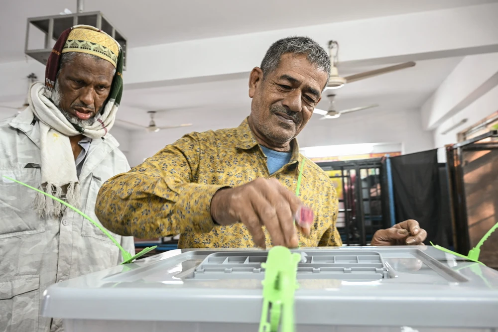 Cử tri Bangladesh bỏ phiếu trong cuộc tổng tuyển cử, tại Dhaka, ngày 7/1/2024. (Ảnh: AFP/TTXVN)