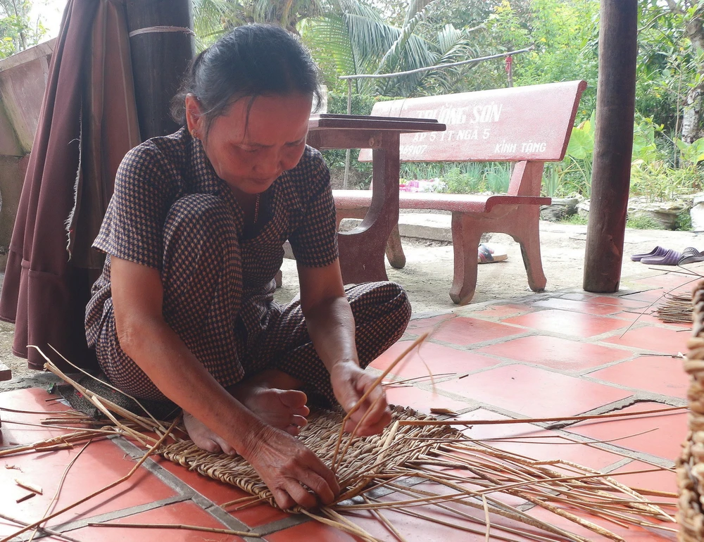 Người dân tại thị xã Ngã Năm (Sóc Trăng) gia công sản phẩm để tăng thu nhập. (Ảnh: Tuấn Phi/TTXVN)