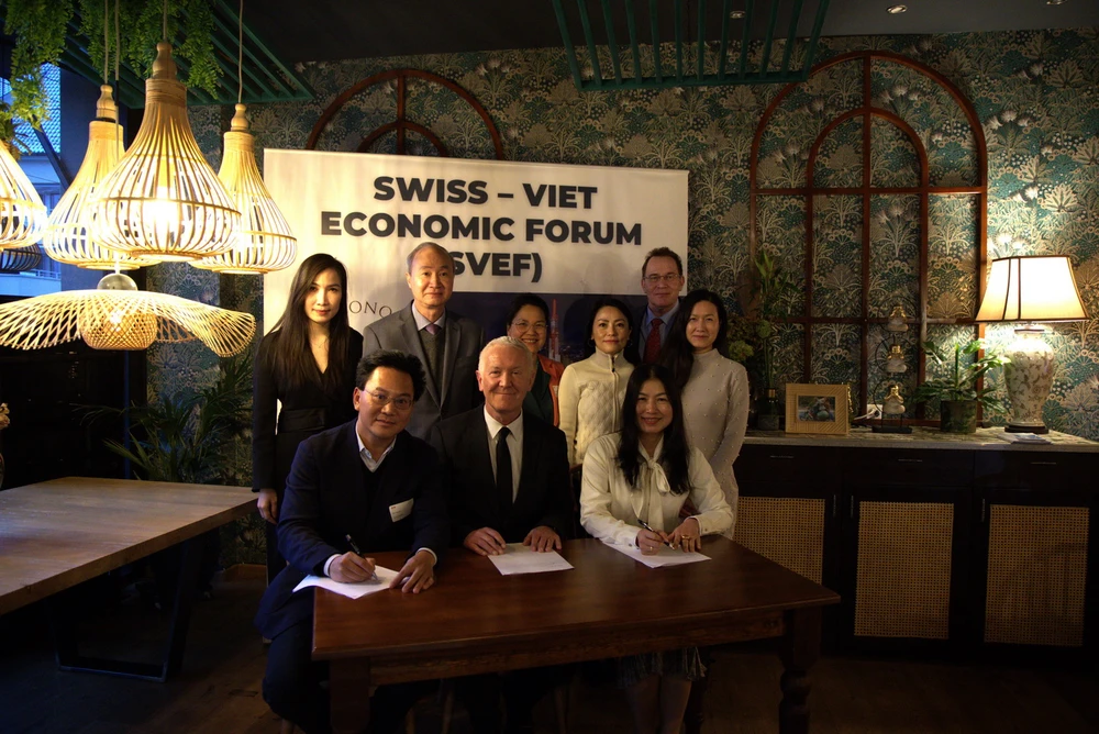 Đại sứ Phùng Thế Long chứng kiến lễ ký văn bản thành lập Diễn đàn kinh tế Việt Nam-Thụy Sĩ. (Ảnh: Anh Hiển/TTXVN)