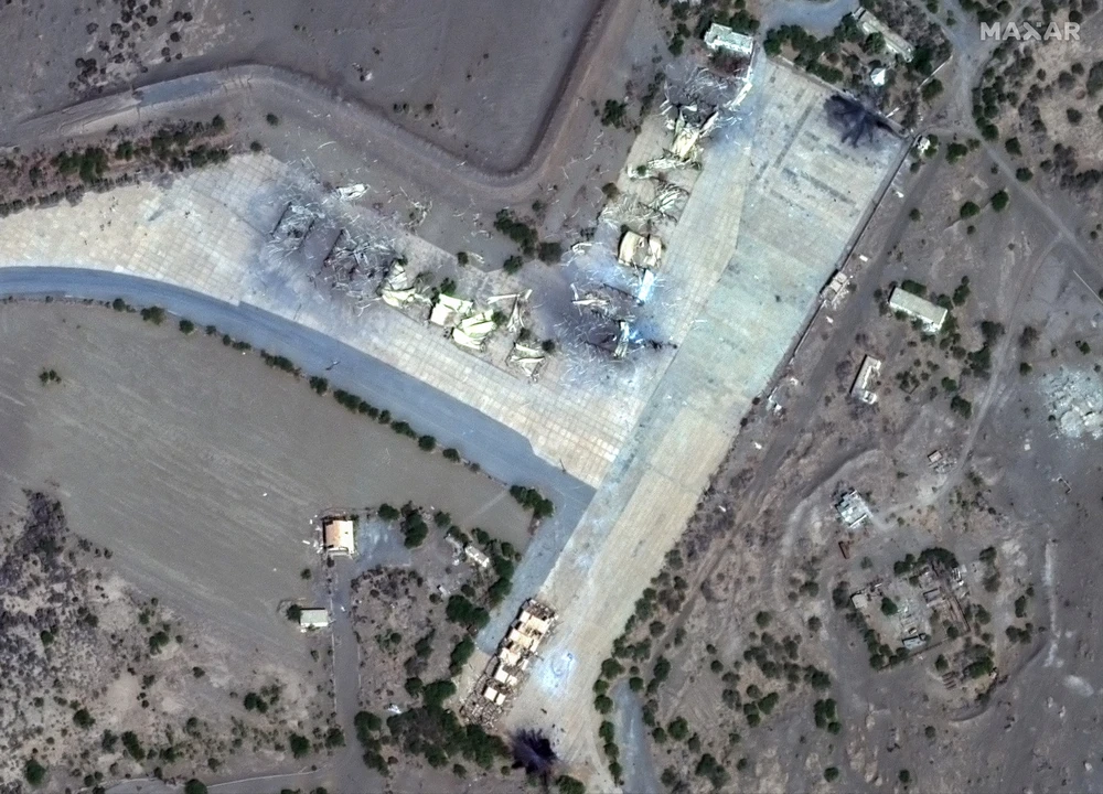 Hình ảnh từ vệ tinh Maxar cho thấy một số căn nhà bị phá hủy tại sân bay Hodeida (Yemen), sau các cuộc không kích của không lực Anh-Mỹ nhằm vào lực lượng Houthi ở Yemen, ngày 12/1/2024. (Ảnh: AFP/TTXVN)