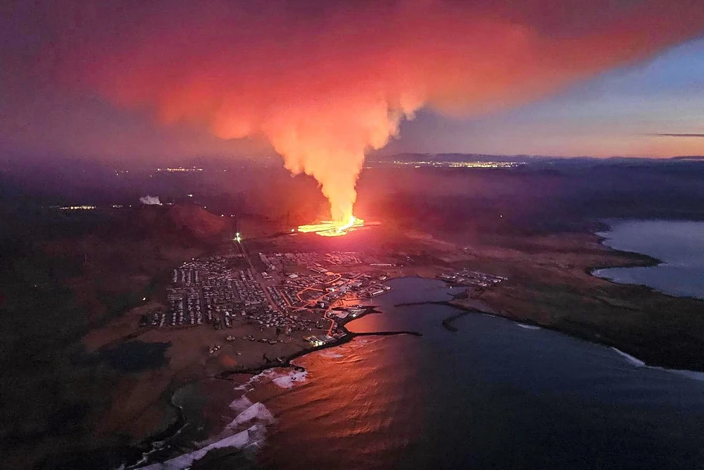 Tro bụi và dung nham phun trào từ miệng núi lửa ở Grindavik, Iceland, ngày 14/1/2024. (Ảnh: AFP/TTXVN)