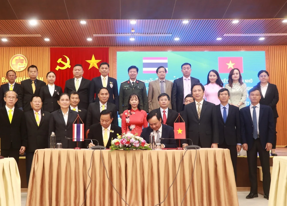 Lãnh đạo 2 tỉnh Quảng Trị và Ubon Ratchathani ký kết Bản ghi nhớ thiết lập quan hệ hữu nghị. (Ảnh: Nguyên Lý/TTXVN)