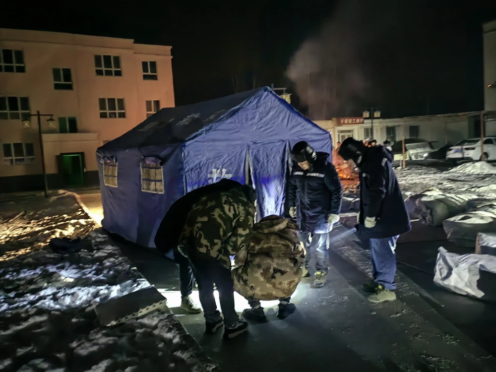 Giới chức địa phương dựng lều tạm cho những hộ gia đình bị ảnh hưởng bởi động đất ở Tân Cương, miền Tây Trung Quốc ngày 23/1/2024. (Ảnh: THX/TTXVN)