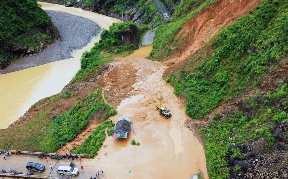 Hiện trường sạt lở tại bản Nà Lếch, xã Chiềng Lao, huyện Mường La tháng 6/2023. (Ảnh: Quang Quyết/TTXVN)