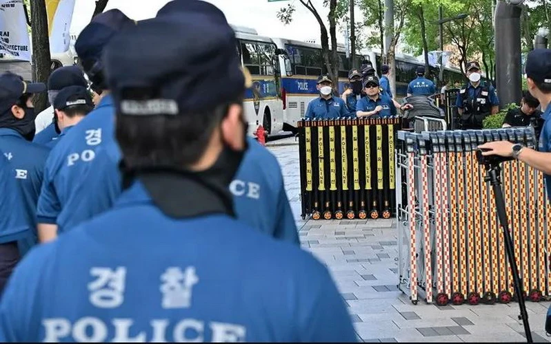 Cảnh sát đứng gác trước một tòa nhà ở Seoul vào ngày 24/8/2023. Ảnh minh họa. (Nguồn: AFP)