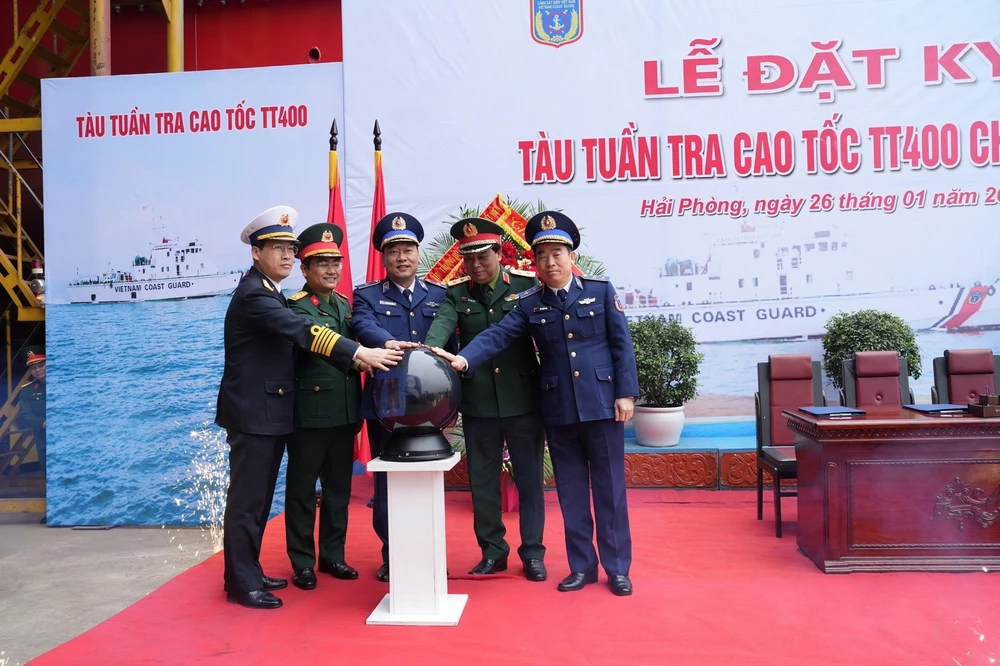 Các đại biểu thực hiện nghi thức Lễ đặt ky tàu tuần tra cao tốc TT-400. (Ảnh: TTXVN phát)