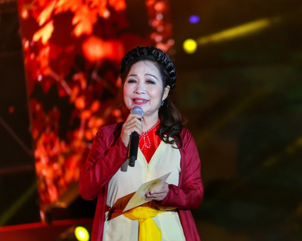 Nghệ sỹ Nhân dân Thúy Mùi trình bày thơ trong Ngày thơ Việt Nam lần thứ năm 2023. (Ảnh: Tuấn Đức/TTXVN)