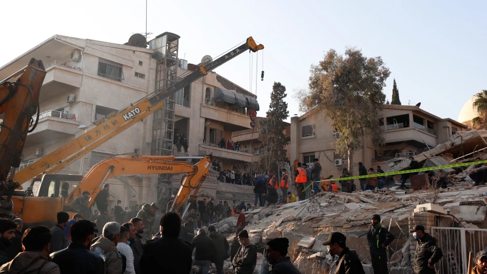 Hiện trường một tòa nhà bị tấn công do bị không kích ở Damascus, Syria, ngày 20/1/2024. (Ảnh AP)