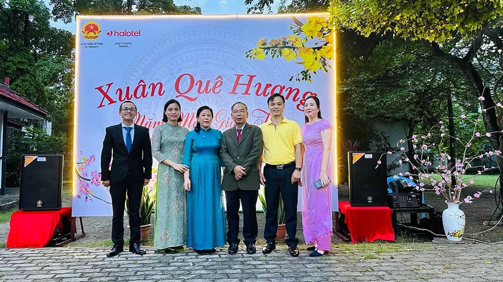 Đại sứ Nguyễn Nam Tiến và các đại biểu tham dự sự kiện. (Ảnh: Báo Quốc tế)