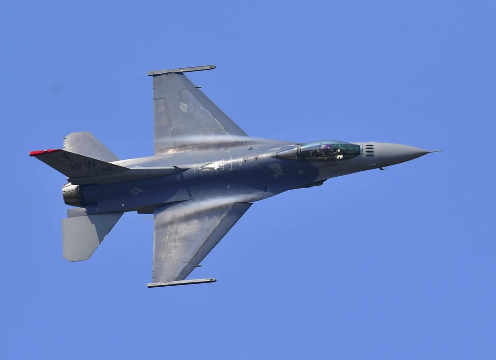 Tiêm kích F-16 của Không lực Mỹ bay trình diễn tại căn cứ không quân Osan ở Pyeongtaek, Hàn Quốc. (Ảnh: AFP/TTXVN)