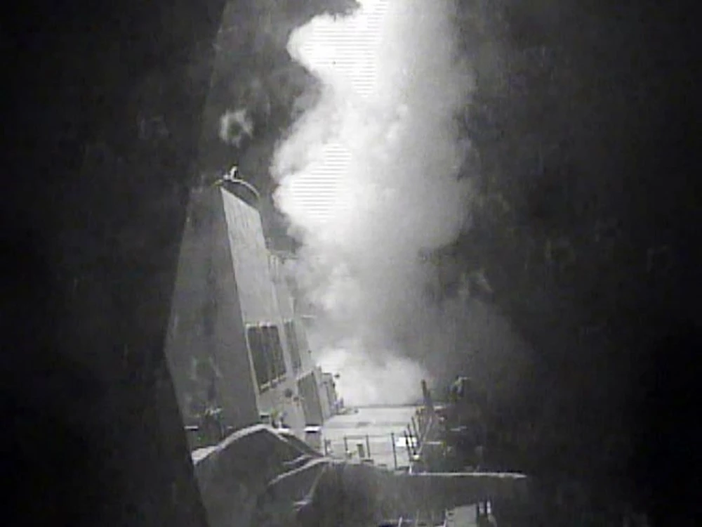 Tàu khu trục gắn tên lửa dẫn đường USS Nitze của Mỹ tiến hành không kích vào khu vực do lực lượng Houthi kiểm soát bên bờ Biển Đỏ. (Ảnh: AFP/TTXVN)