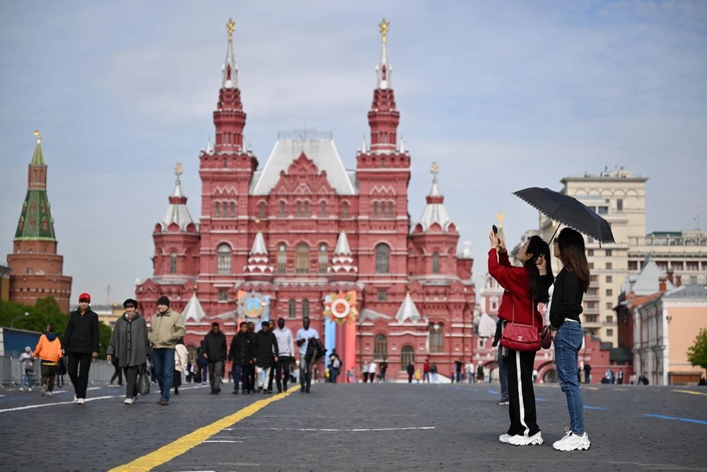 Khách du lịch tham quan Quảng trường Đỏ tại thủ đô Moskva, Nga, ngày 11/5/2023. (Ảnh: AFP/TTXVN)