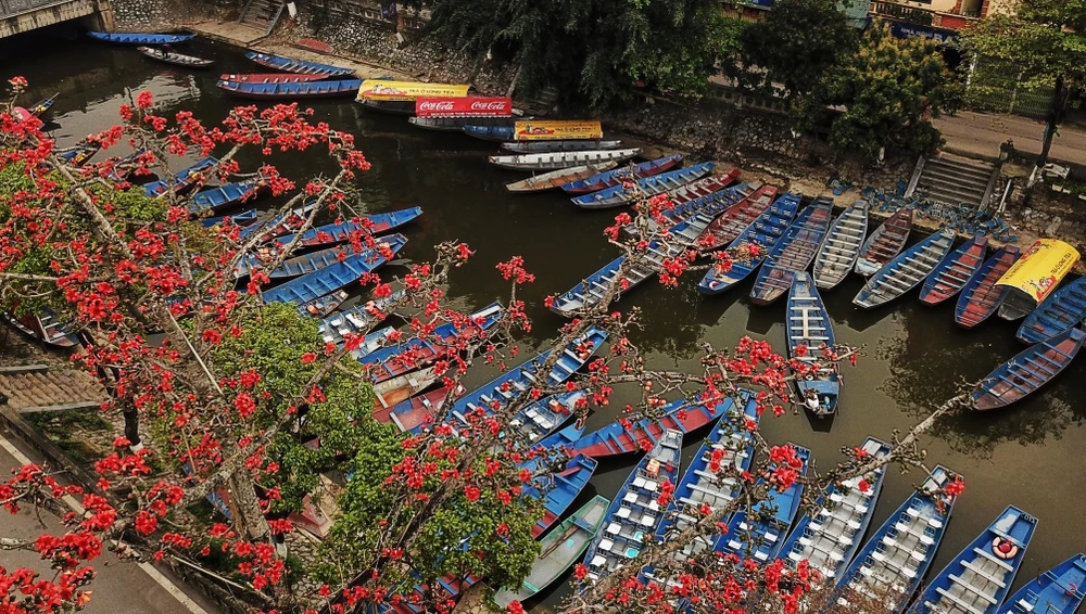 Những con thuyền tại suối Yến sẵn phục vụ du khách dự Lễ hội Chùa Hương. (Ảnh: Thành Đạt/TTXVN)