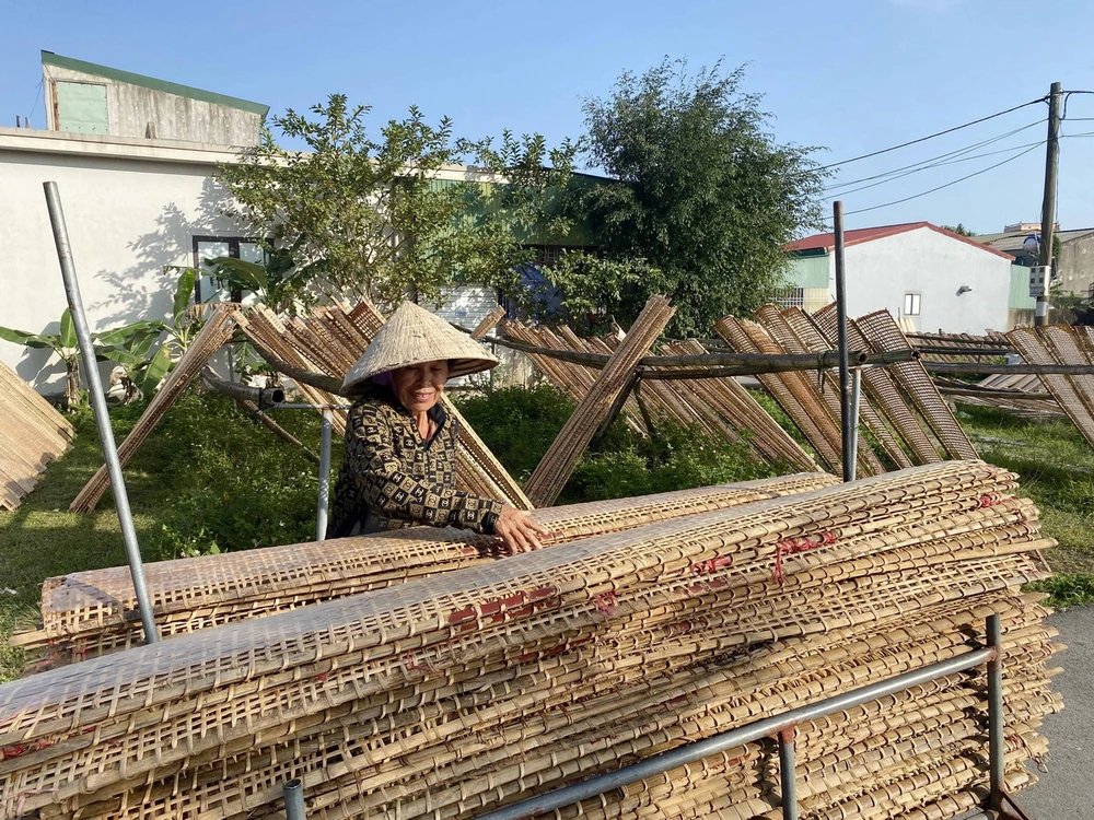 Doanh thu của làng nghề bánh đa nem thôn Bình đạt hơn 30 tỷ đồng/năm. (Ảnh: Hữu Quyết/TTXVN)