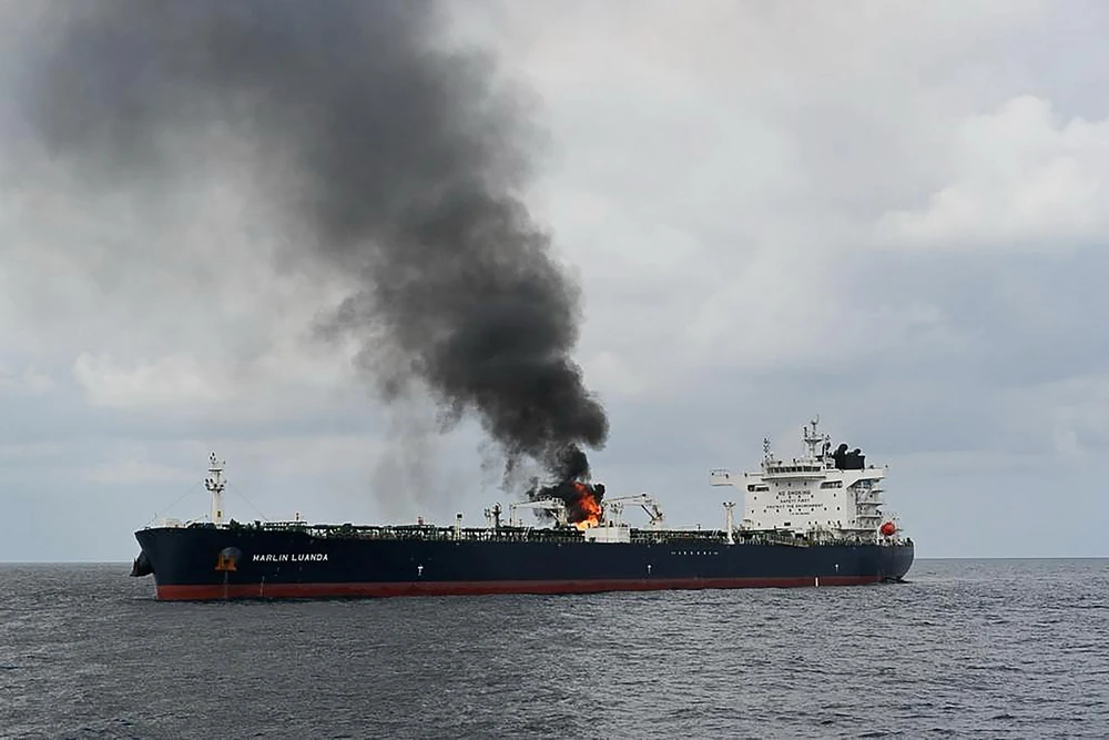 Khói bốc lên từ tàu chở dầu MV Merlin Luanda của Anh bị lực lượng Houthi tấn công khi di chuyển qua Vịnh Aden trên biển Arab, ngày 27/1/2024. (Ảnh: AFP/TTXVN)