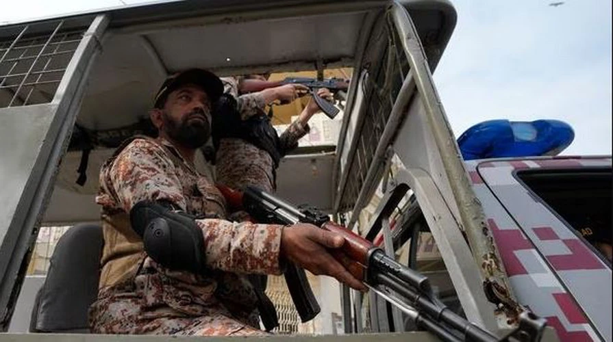 Các binh sỹ bán quân sự canh gác ở Karachi, Pakistan, ngày 7/2. (Ảnh AP)