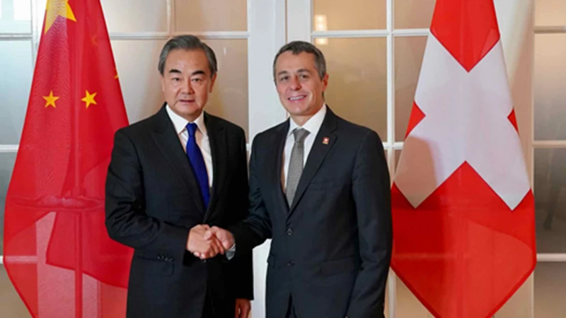 Bộ trưởng Ngoại giao Trung Quốc Vương Nghị và người đồng cấp Thụy Sĩ Ignazio Cassis. (Ảnh: CGTN)