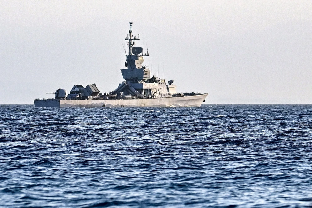 Tàu của hải quân Israel tuần tra ngoài khơi thành phố Eliat, trên Biển Đỏ, ngày 26/12/2023. (Ảnh: AFP/TTXVN)
