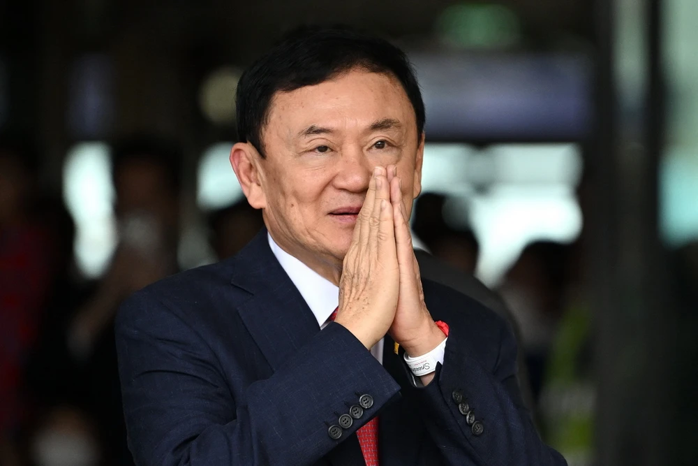 Cựu Thủ tướng Thái Lan Thaksin Shinawatra tại sân bay Don Mueang ở thủ đô Bangkok ngày 22/8/2023. (Ảnh: AFP/TTXVN)