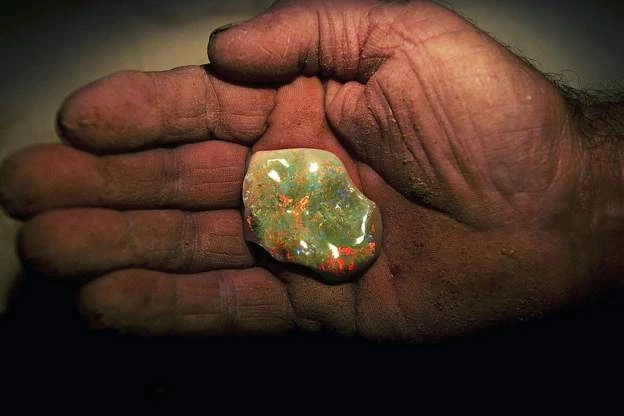 Những người khai thác thủ công tại Ethiopia phải mạo hiểm mạng sống của mình để khai thác đá quý opal. (Ảnh: BBC)