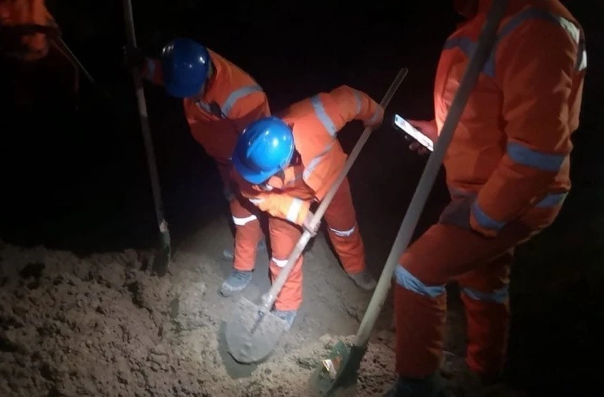 Lực lượng cứu hộ tìm kiếm những người mất tích sau trận lở đất tại mỏ vàng ở tỉnh Erzincan, miền Đông Thổ Nhĩ Kỳ ngày 13/2/2024. (Ảnh: AA/TTXVN)