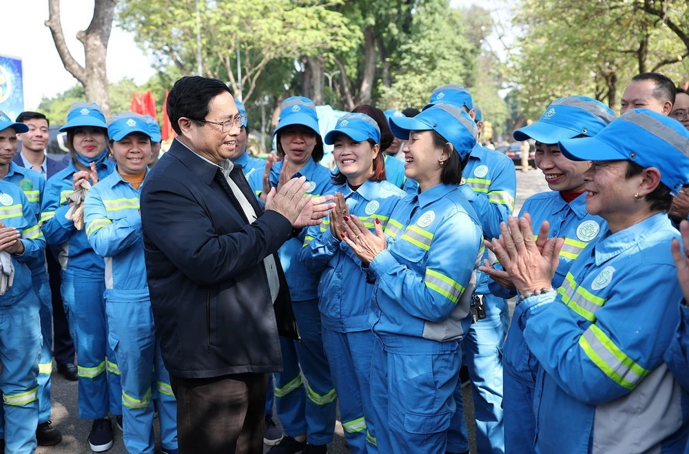 Thủ tướng Phạm Minh Chính thăm, chúc Tết công nhân vệ sinh môi trường đô thị thành phố Hà Nội. (Ảnh: Dương Giang/TTXVN)