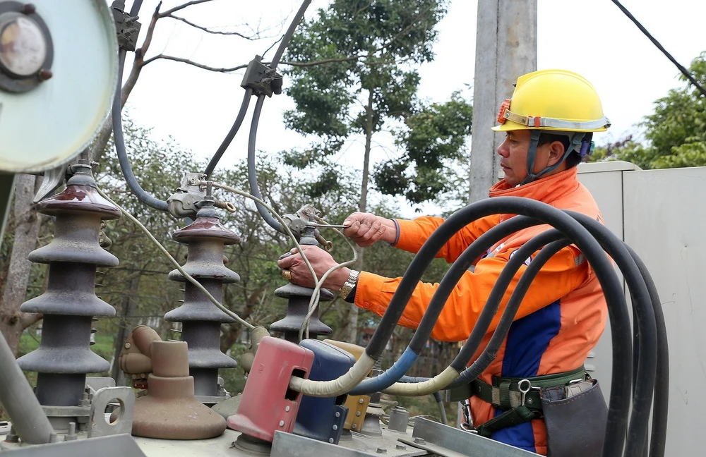 Công nhân Điện lực huyện Bắc Hà kiểm tra, bảo dưỡng trạm biến áp định kỳ để đảm bảo an toàn phục vụ nhân dân. (Ảnh: Quốc Khánh - TTXVN)