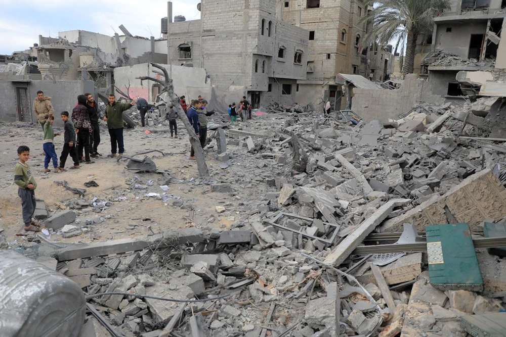 Cảnh đổ nát sau cuộc không kích của Israel xuống Dải Gaza ngày 12/2/2024. (Ảnh: THX/TTXVN)